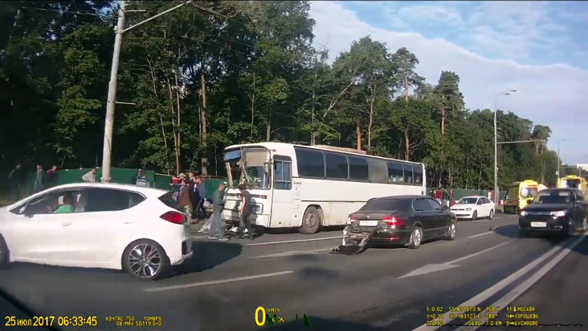 На Волоколамском шоссе в Москве столкнулись две легковушки и автобус