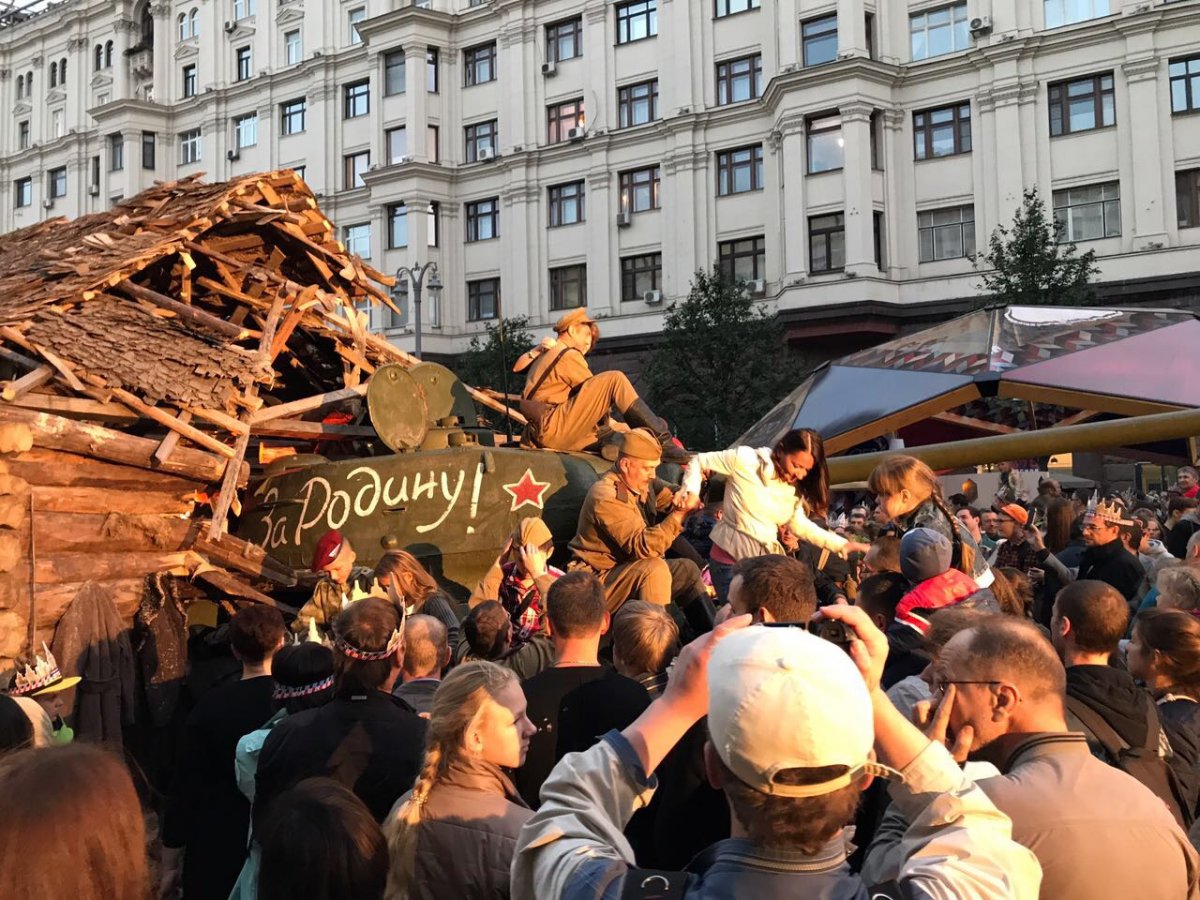 Годовщина москвы. 870 Летие Москвы. Празднование 700 летия Москвы. Москвичи празднуют день города. Юбилей Москвы 870.