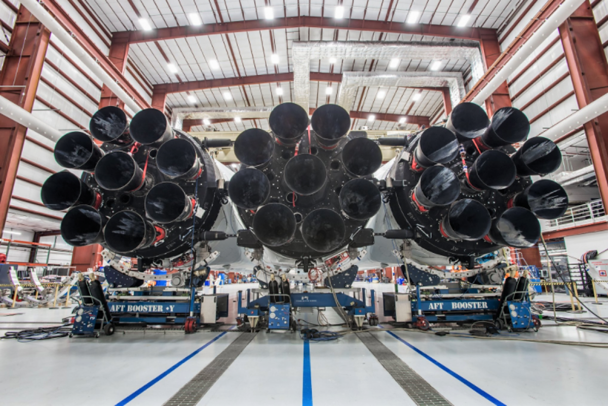 В сети появились фотографии собранной первой ступени сверхтяжелой ракеты Falcon Heavy