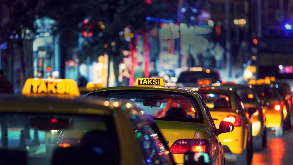В "Яндекс.Такси" раскрыли, куда москвичи и петербуржцы ездят чаще всего