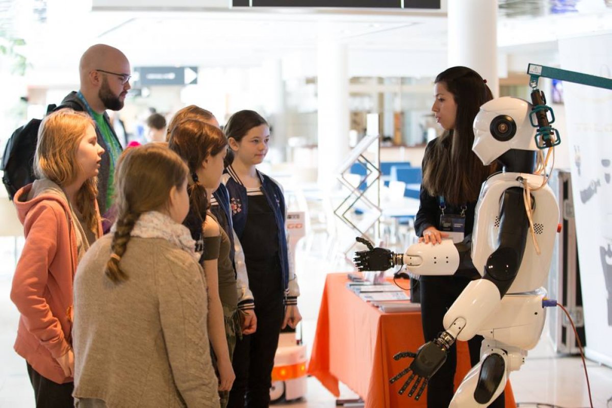 Финские школы включают в образование роботов