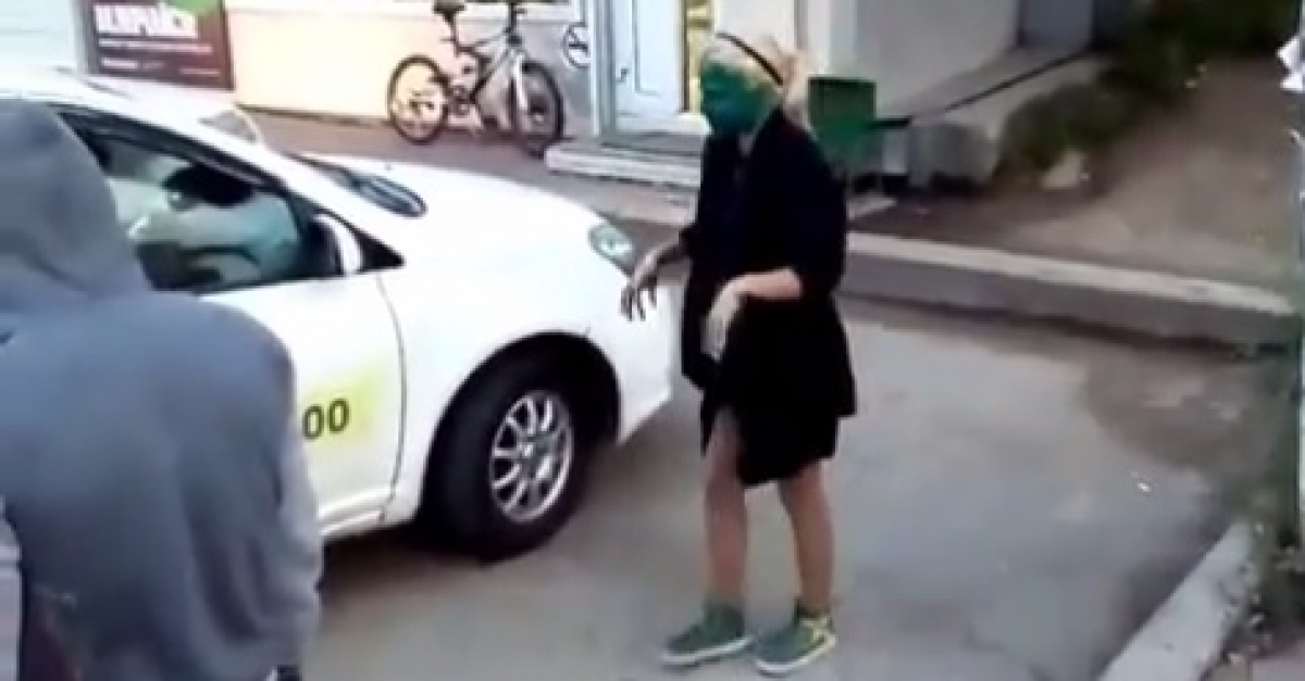 Таксисты Хабаровска заставили умыться зеленкой пассажиров, которые не смогли заплатить за проезд