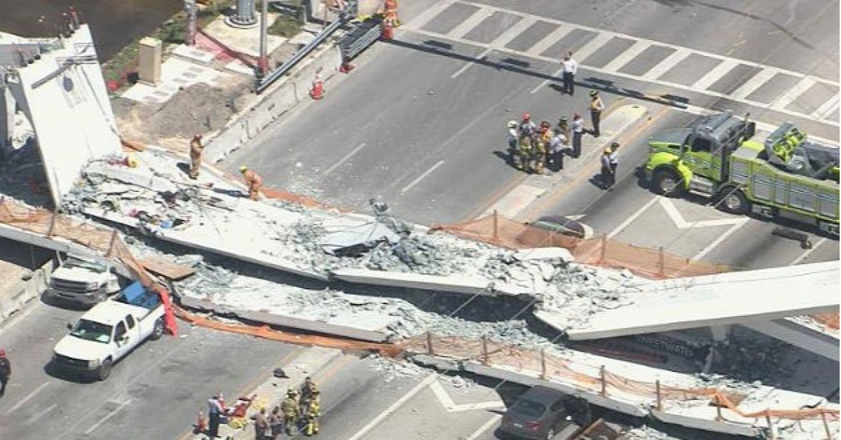 В США обрушился пешеходный мост