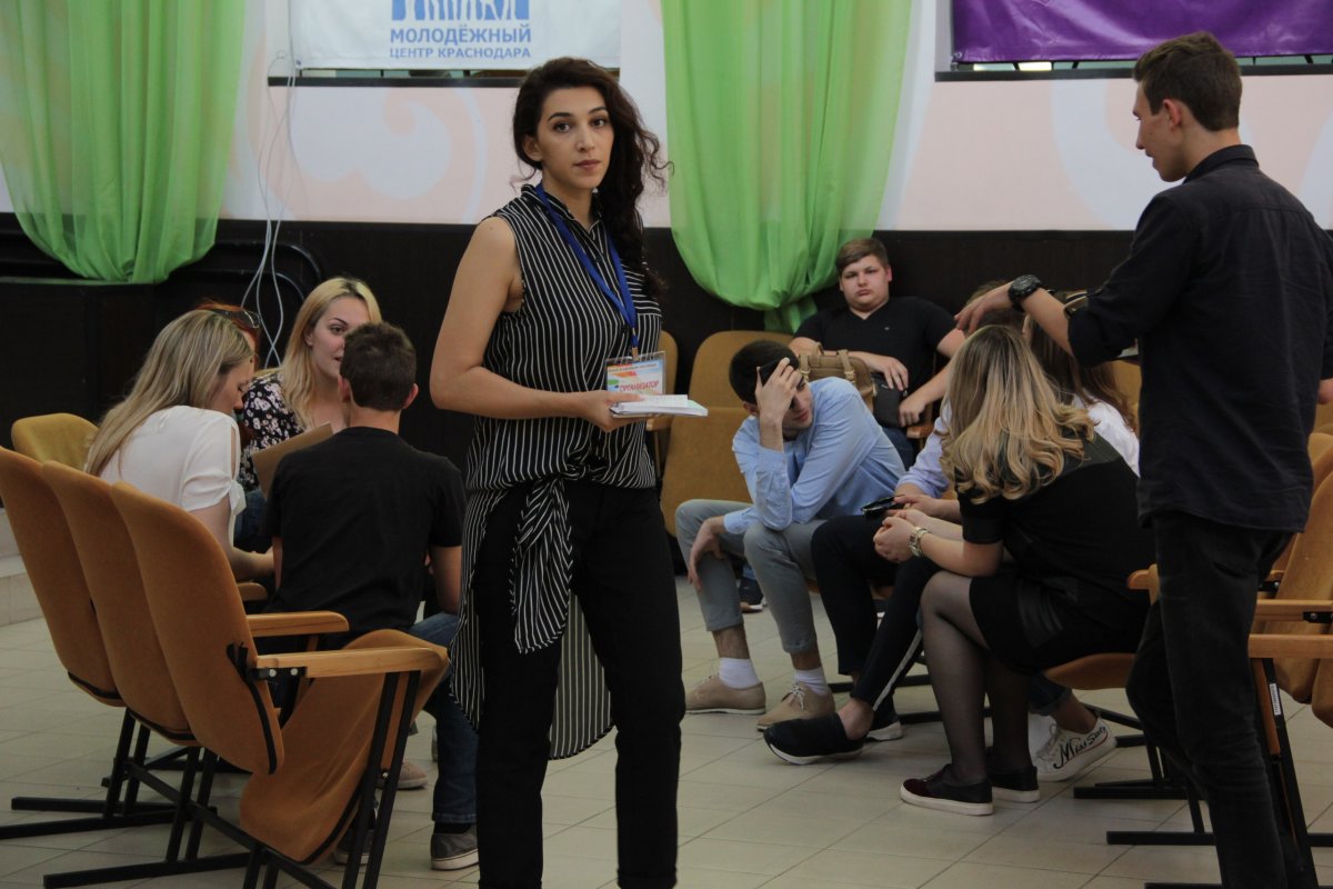 Студенты Кубанского социально-экономического института участвовали в дебатах. 27 апреля на базе Молодежного центра города Краснодар было организовано заседание Клуба дебатов. На дебатах присутствовали студенческие группы от молодежных организаций