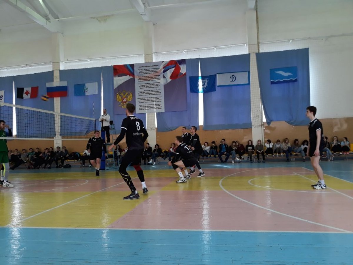 Состоялся первый бой волейбольной команды ДВГМУ в Ижевске. Наши ребята разгромили команду Уфы со счетом 2:0!