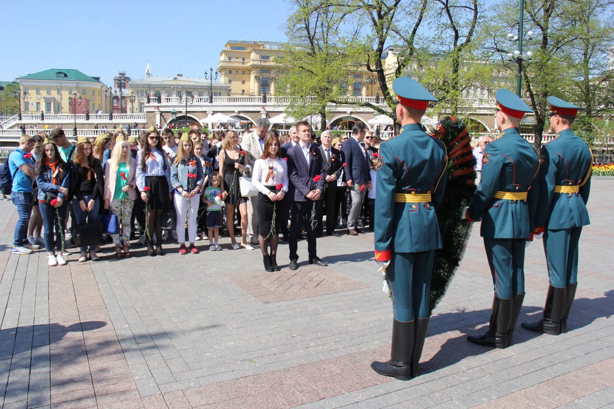 СТУДЕНТЫ И ПРЕПОДАВАТЕЛИ МЮИ ВОЗЛОЖИЛИ ЦВЕТЫ К МОГИЛЕ НЕИЗВЕСТНОГО СОЛДАТА