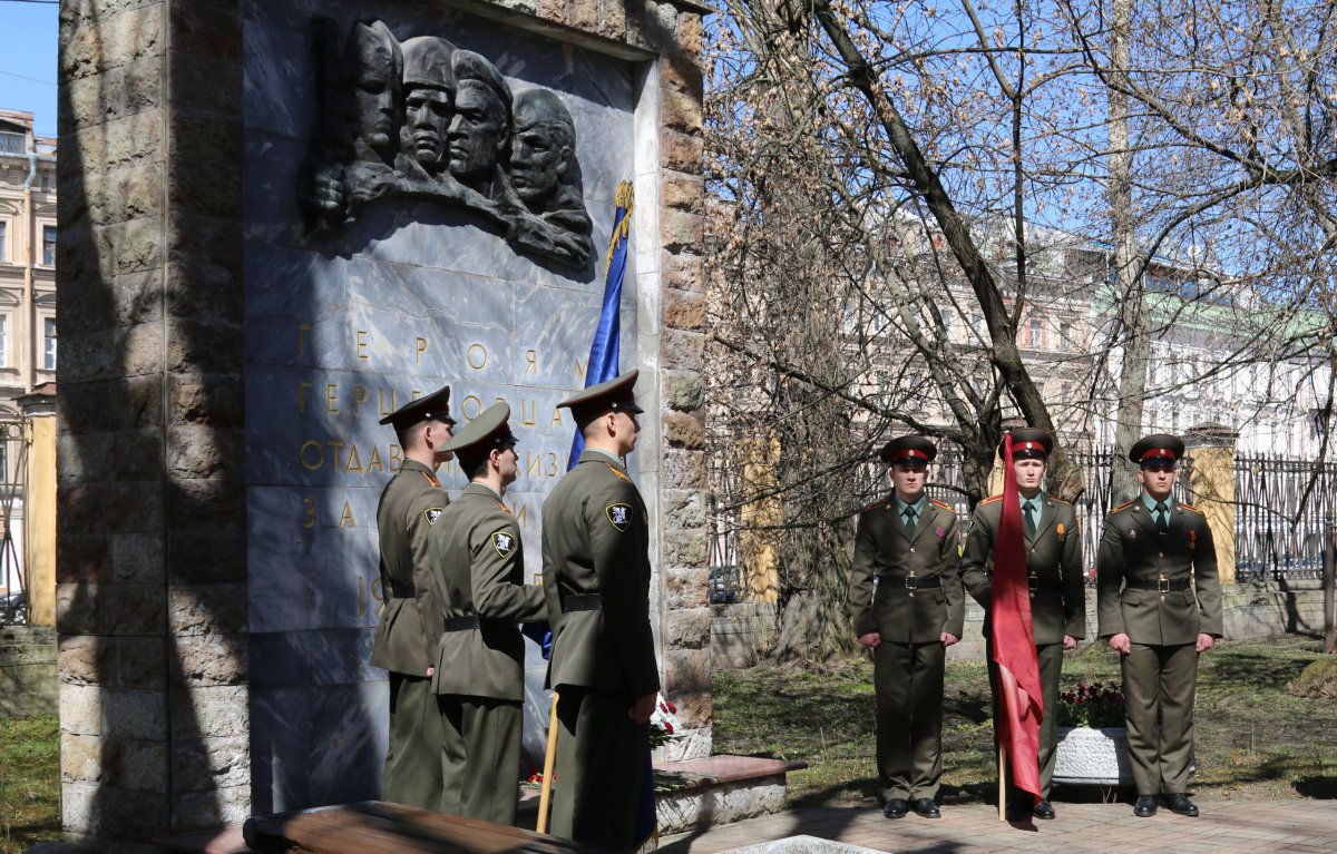 Завтра, 8 мая, в РГПУ им. А. И. Герцена состоится торжественная церемония возложения цветов к памятнику Героям-герценовцам.