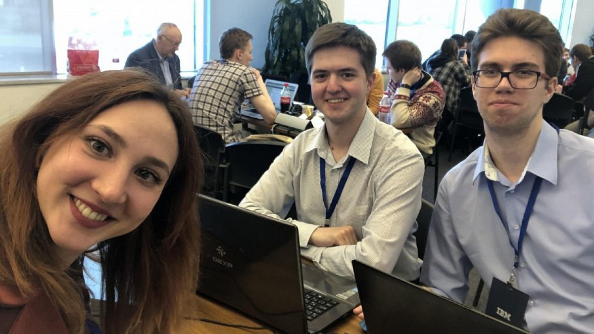 Учащиеся Факультета информационных технологий НГУ Полина Сазонова, Дмитрий Кондырев и Никита Дорошев в составе команды Decentury победили в финале открытого студенческого хакатона IBM по Blockchain.