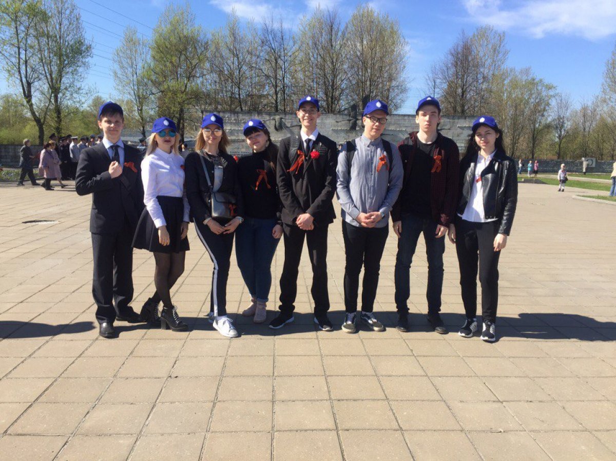 8 мая на Невском мемориальном кладбище «Журавли» студенты Санкт-Петербургской юридической академии приняли участие в торжественно-траурном церемониале