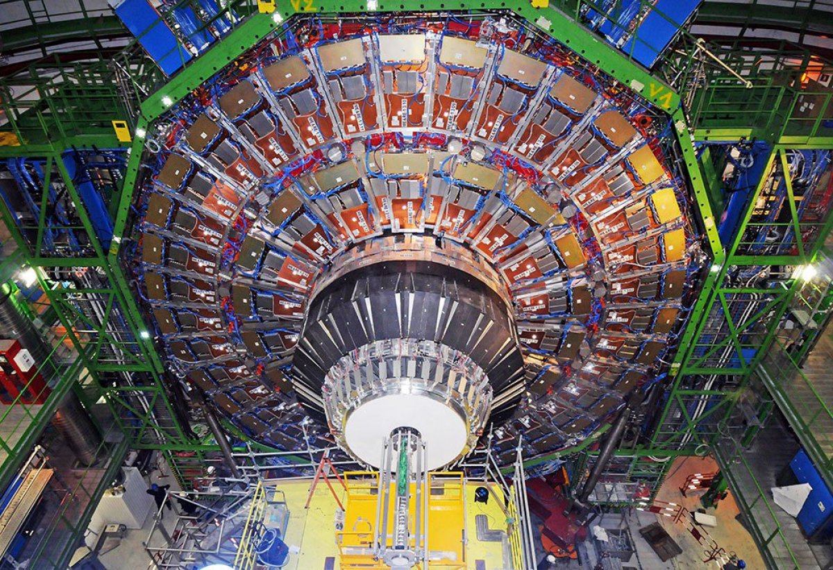 Самая большая частица. ЦЕРН коллайдер. Коллайдер в Швейцарии. Большой адронный коллайдер в Швейцарии. ЦЕРН Женева коллайдер.