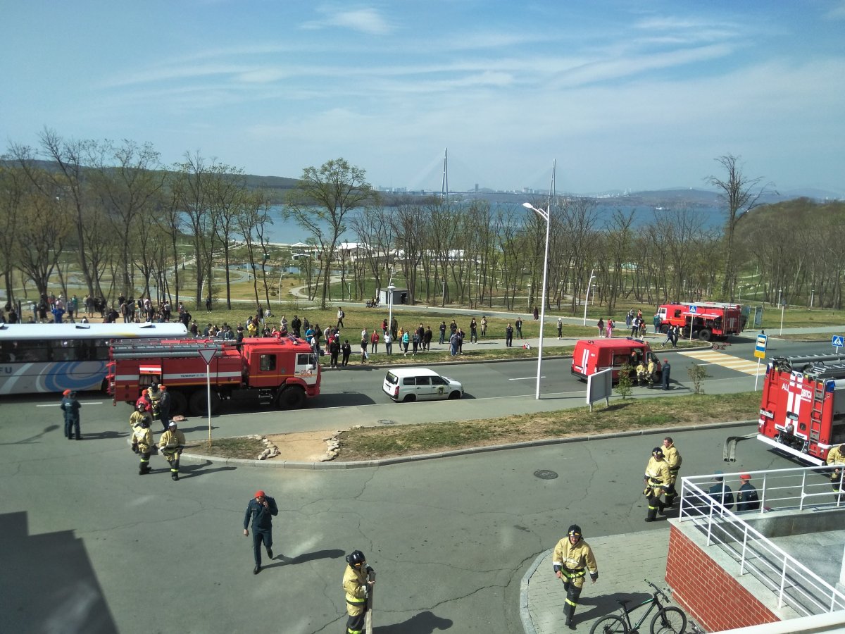Учебная пожарная тренировка с привлечением курсантов Дальневосточной пожарно-спасательной академии прошла в ДВФУ 14 мая.