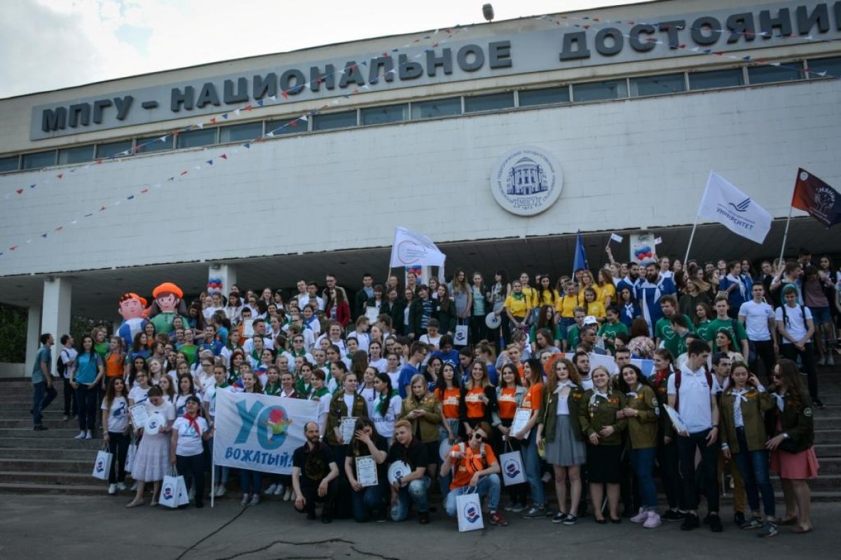 17 мая 2018 года делегация института педагогики и психологии Костромского государственного университета приняла активное участие в открытии I-й Вожатской научной школы и в торжественной линейке «СТАРТ ЛЕТА» в Москве.