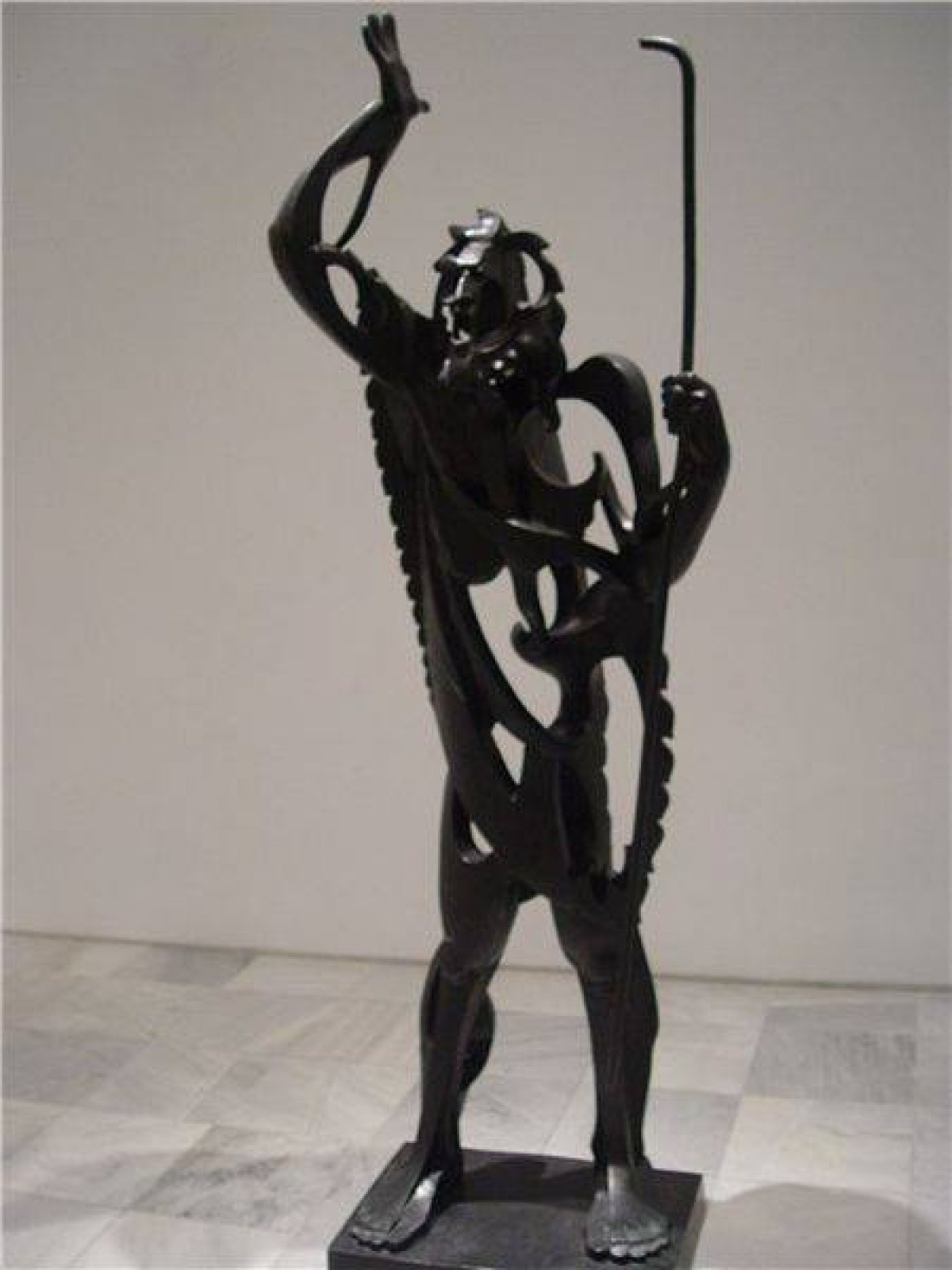 Студенты и сотрудники МИФИ хорошо знакомы со скульптурой, которая до лета 2009 года располагалась перед главным корпусом, а сегодня стоит у дороги из главного корпуса в корпус К.