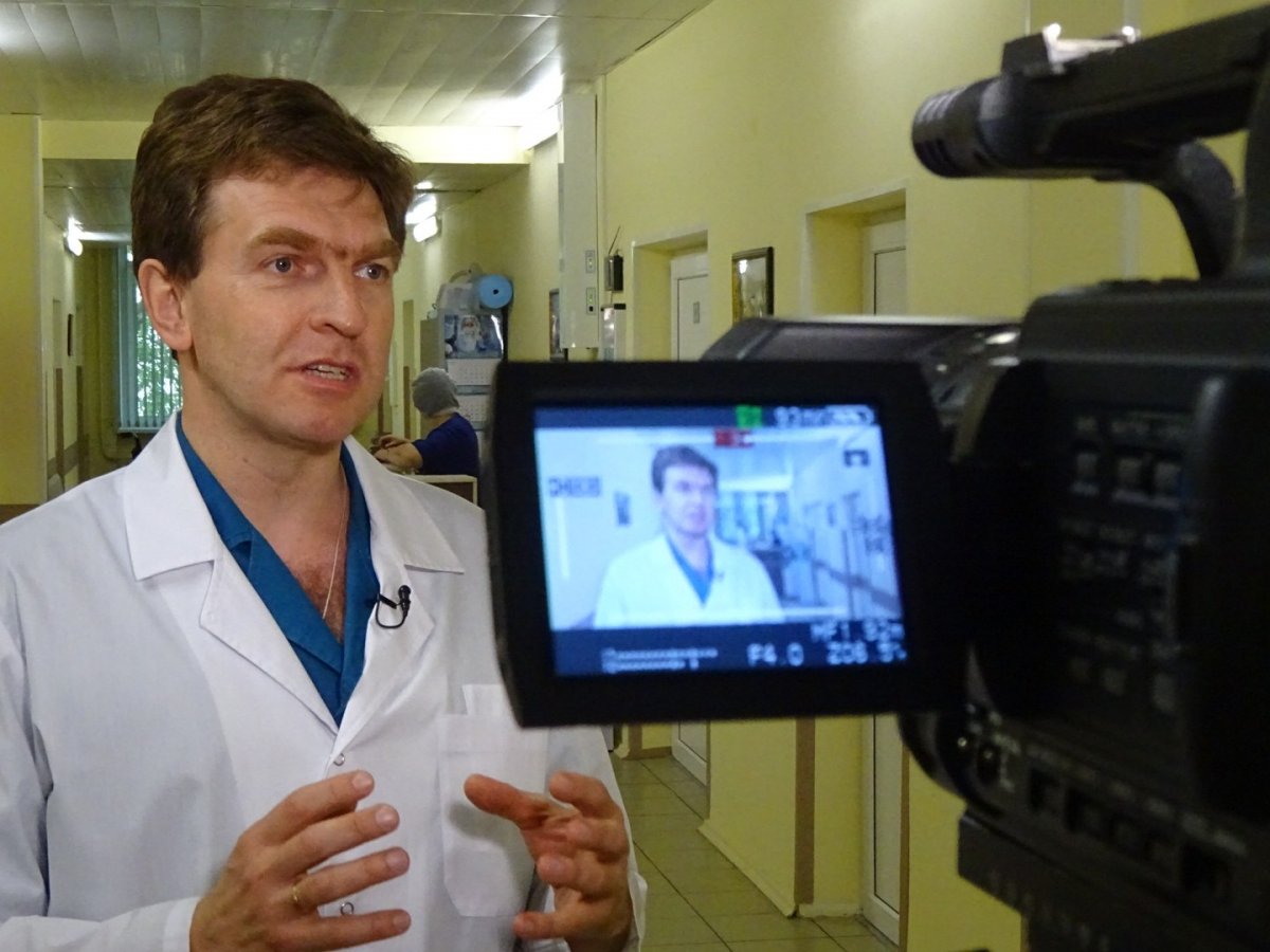 Ко Дню медработника на Первом канале Александр Гордон расскажет о нашем нейрохирурге Игоре Медянике. Сегодня снимали в Университетской клинике