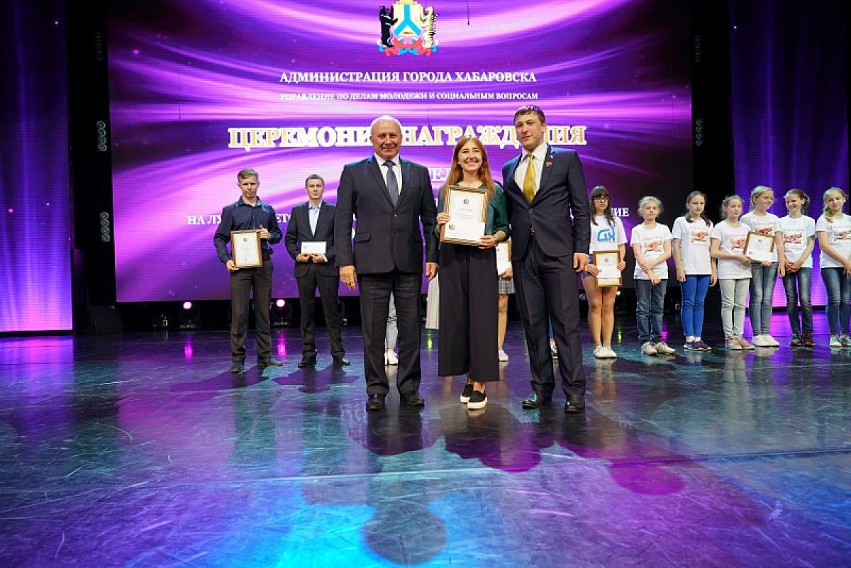 30 мая в Городском дворце культуры состоялась церемония награждения победителей молодежных конкурсов и праздничный концерт.