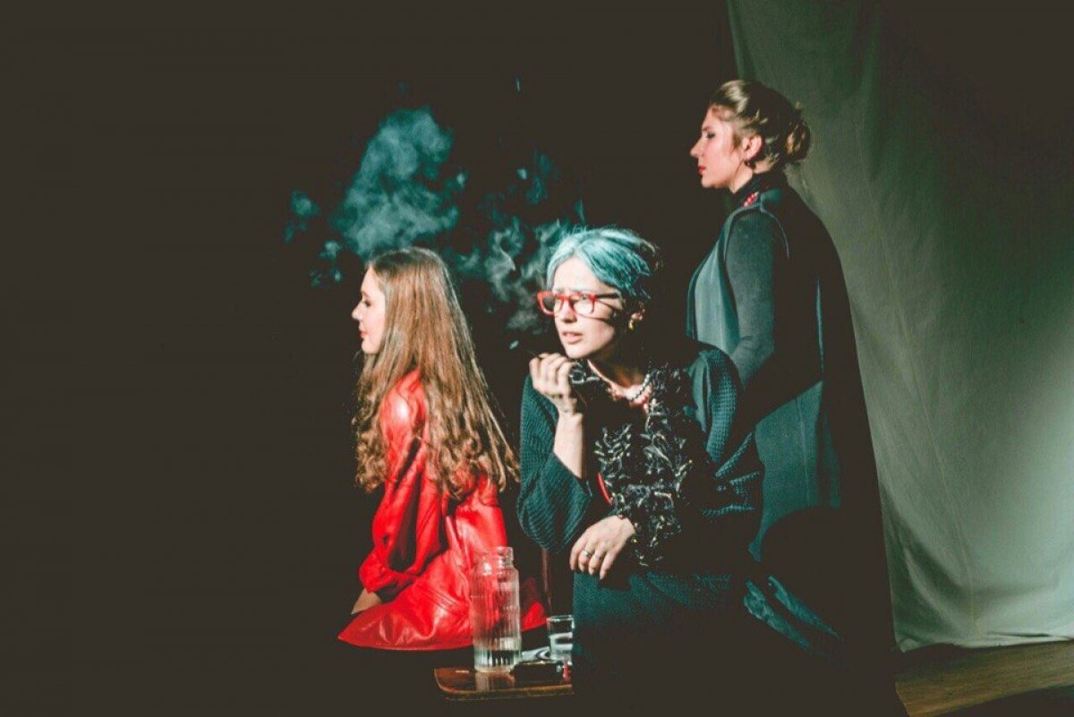 Выпускники Мастерской М. К. Лавровой РГПУ им. А. И. Герцена представляют спектакль «Три высокие женщины» по одноименной пьесе Эдварда Олби.