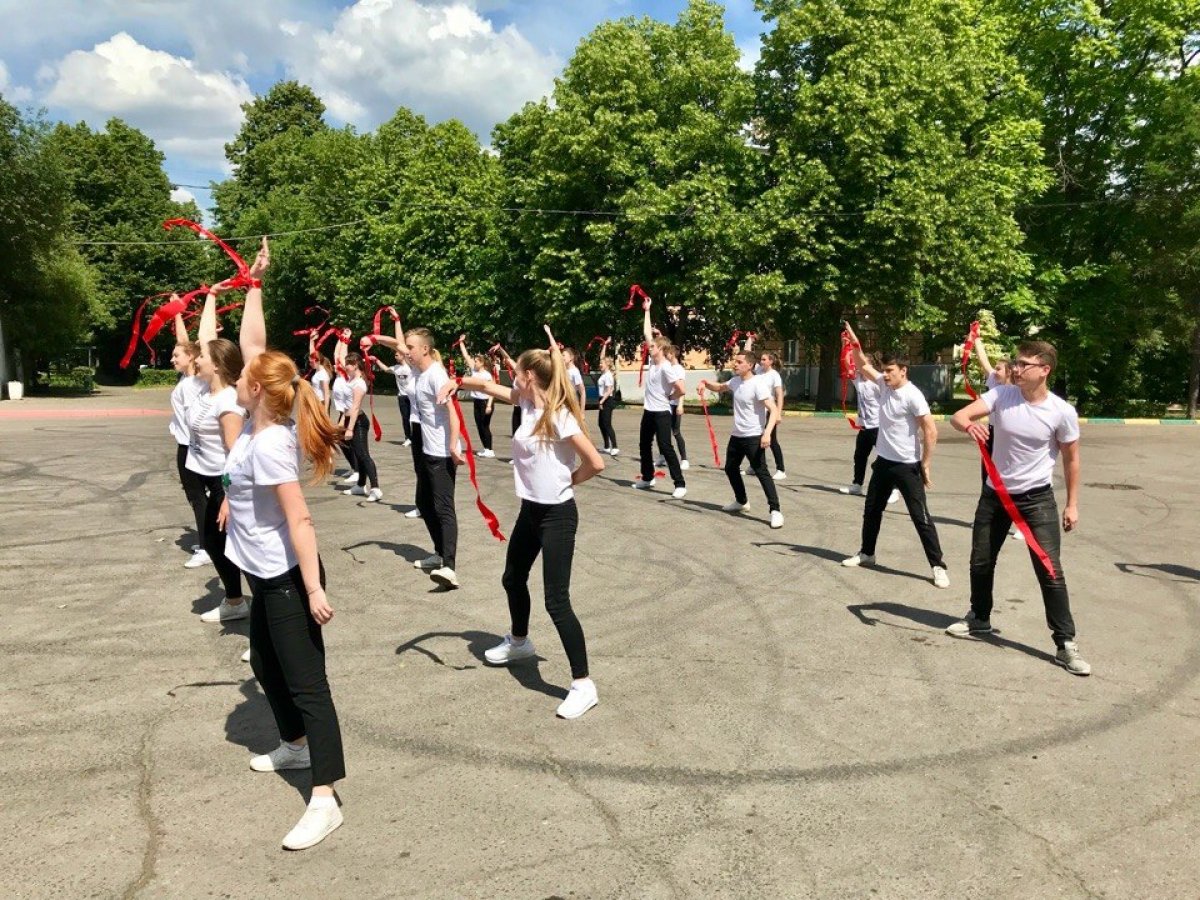 В солнечное воскресенье преподаватели и студенты собрались в главном аграрном