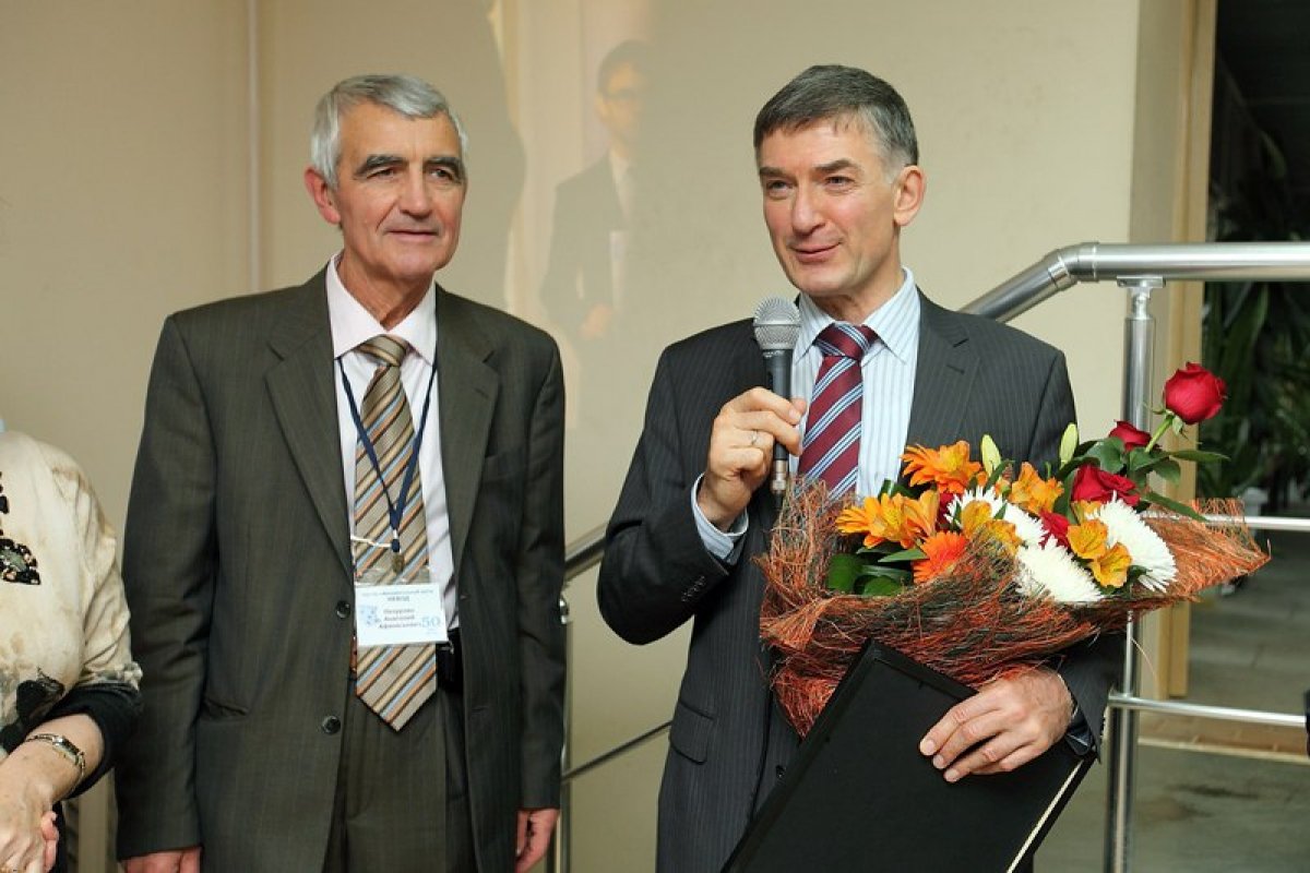 Сегодня президент Российской академии наук Александр Сергеев вручил премию имени П.А. Черенкова научному руководителю Научно-образовательного центра НЕВОД НИЯУ МИФИ Анатолию Петрухину за работу «Черенковский водный детектор «НЕВОД».