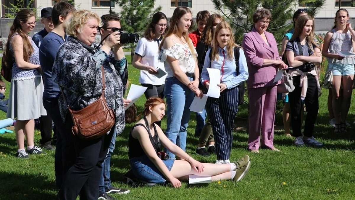 6 июня 2018 года исполнилось 219 лет со Дня рождения Александра Сергеевича Пушкина. НГУ отметил это событие пушкинскими чтениями. Во внутреннем дворе нового корпуса университета собрались школьники