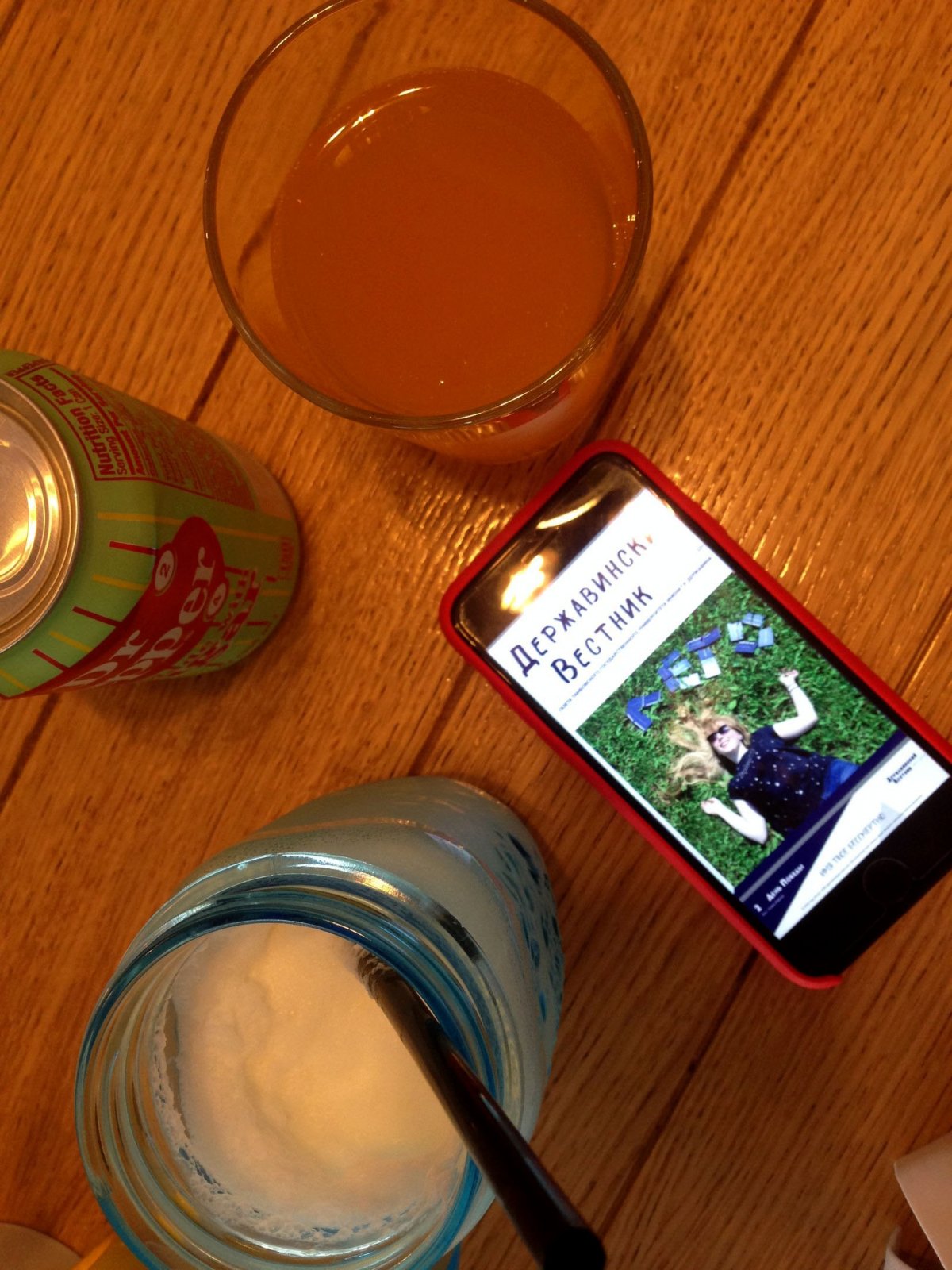 Многие уже освободились от сессии 🙏 Это значит, пора, наконец, отложить в сторону конспекты и взять с газетной стойки свежий выпуск «Державинского вестника»!