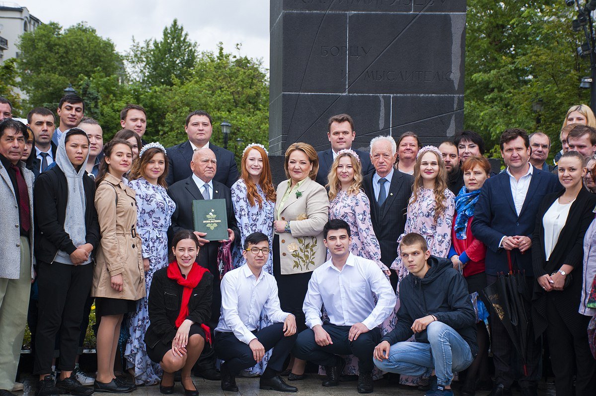 Празднование 175-летия со дня рождения естествоиспытателя, растениевода, физиолога растений, гениального популяризатора науки К.А. Тимирязева завершилось в самом центре Москвы!