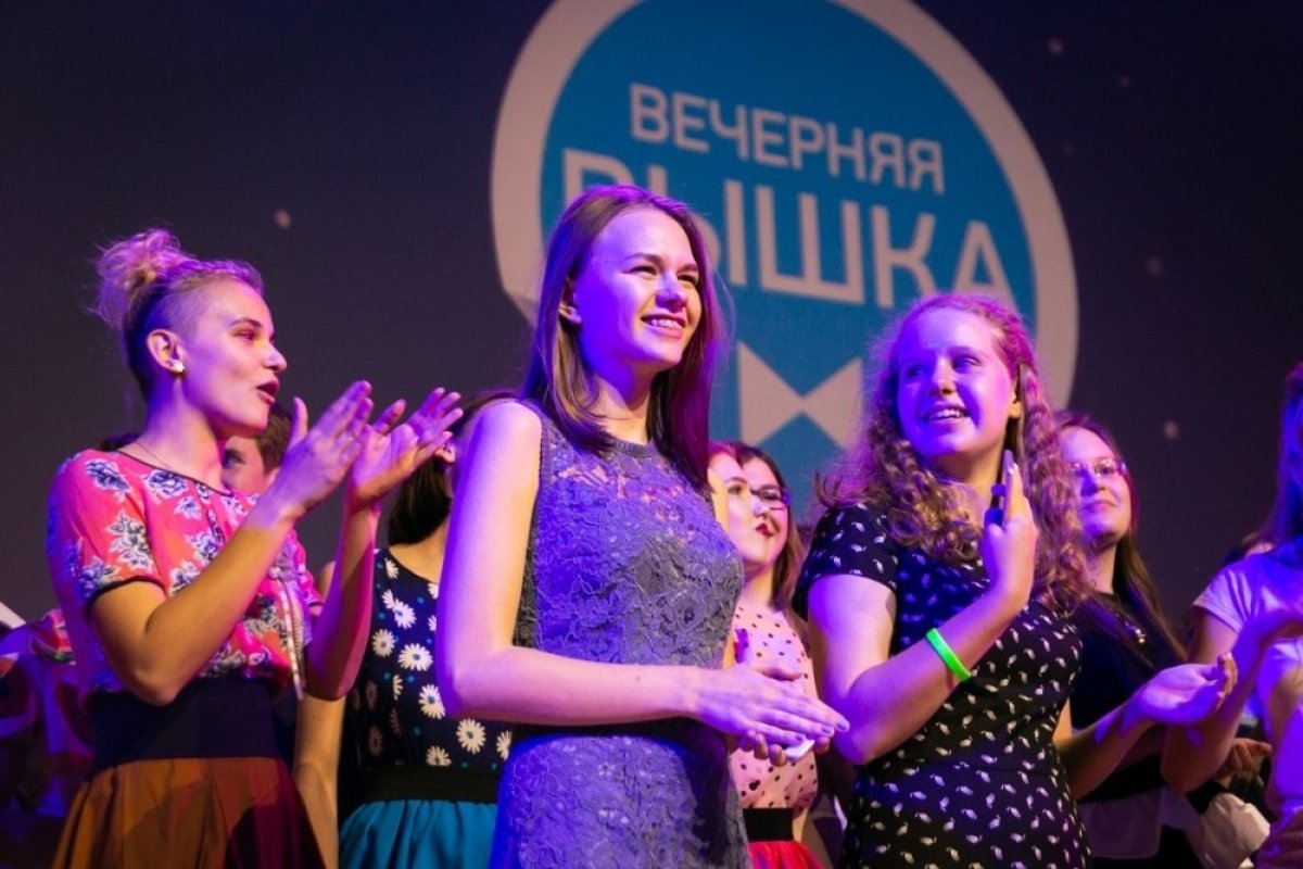 Почти три тысячи школьников стали победителями и призёрами олимпиады «Высшая проба». Недавно их награждали и чествовали (не обошлось без приглашения поступать в Вышку от Ярослава Кузьминова). Собрали фотографий с празднования