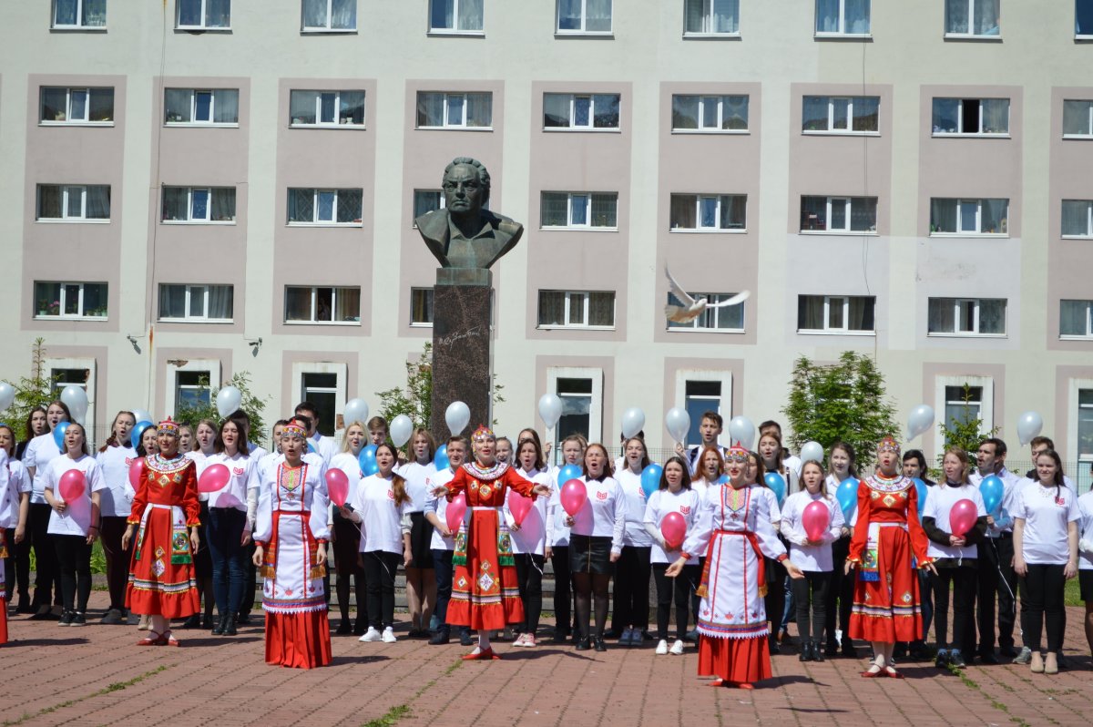 Флешмоб «Я люблю Россию!» состоялся сегодня в Чувашском государственном институте культуры и искусств!
