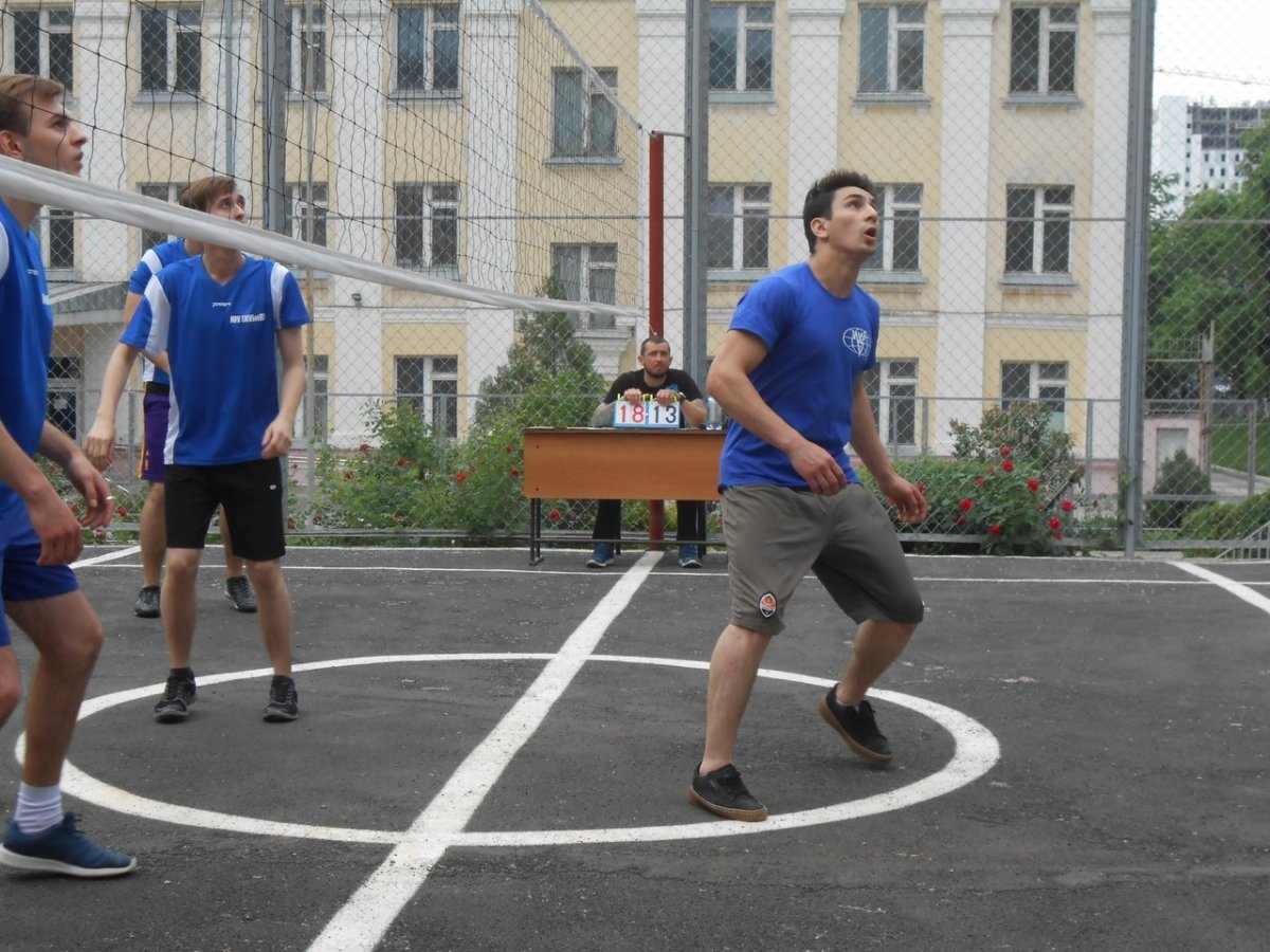 25 мая на спортивной площадке нашего университета успешно прошли соревнования по волейболу, среди сборных команд академий и колледжа