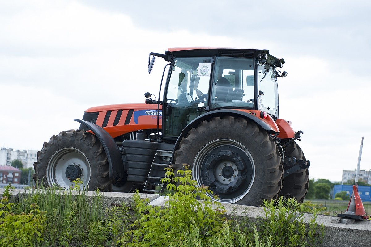 🚜 Девушки за рулем трактора или комбайна – это круто!