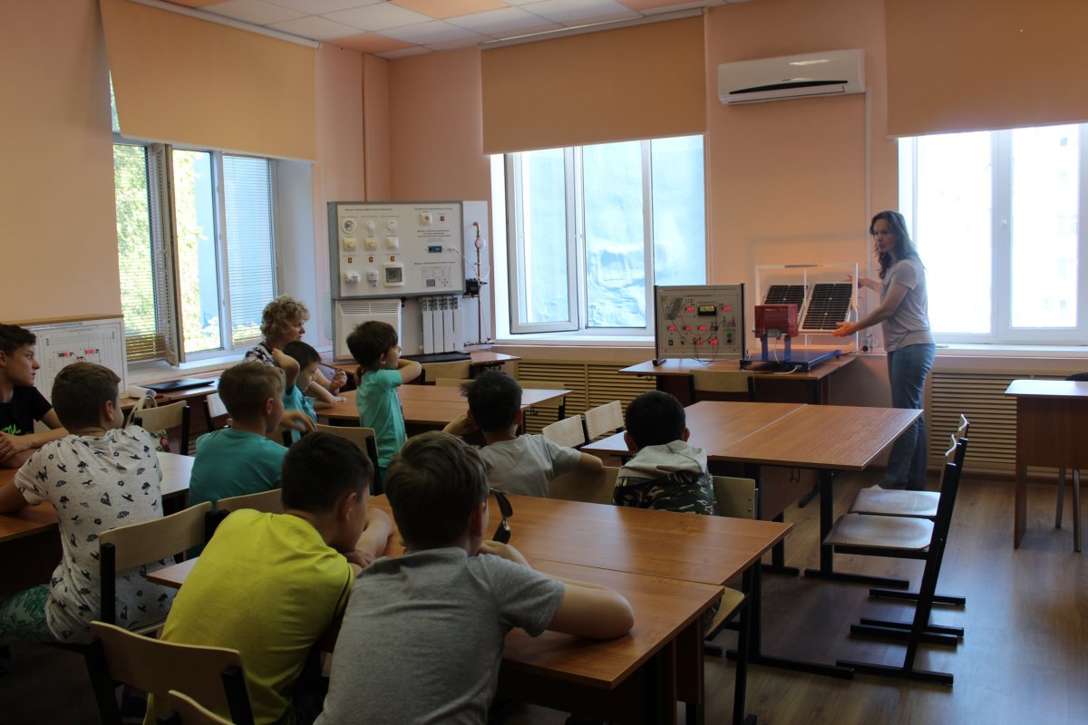 В Астраханском государственном архитектурно-строительном университете продолжает работу детская научная школа «Кулибин». Сегодня у ребят был очень насыщенный день: в общей сложности они посетили десять площадок