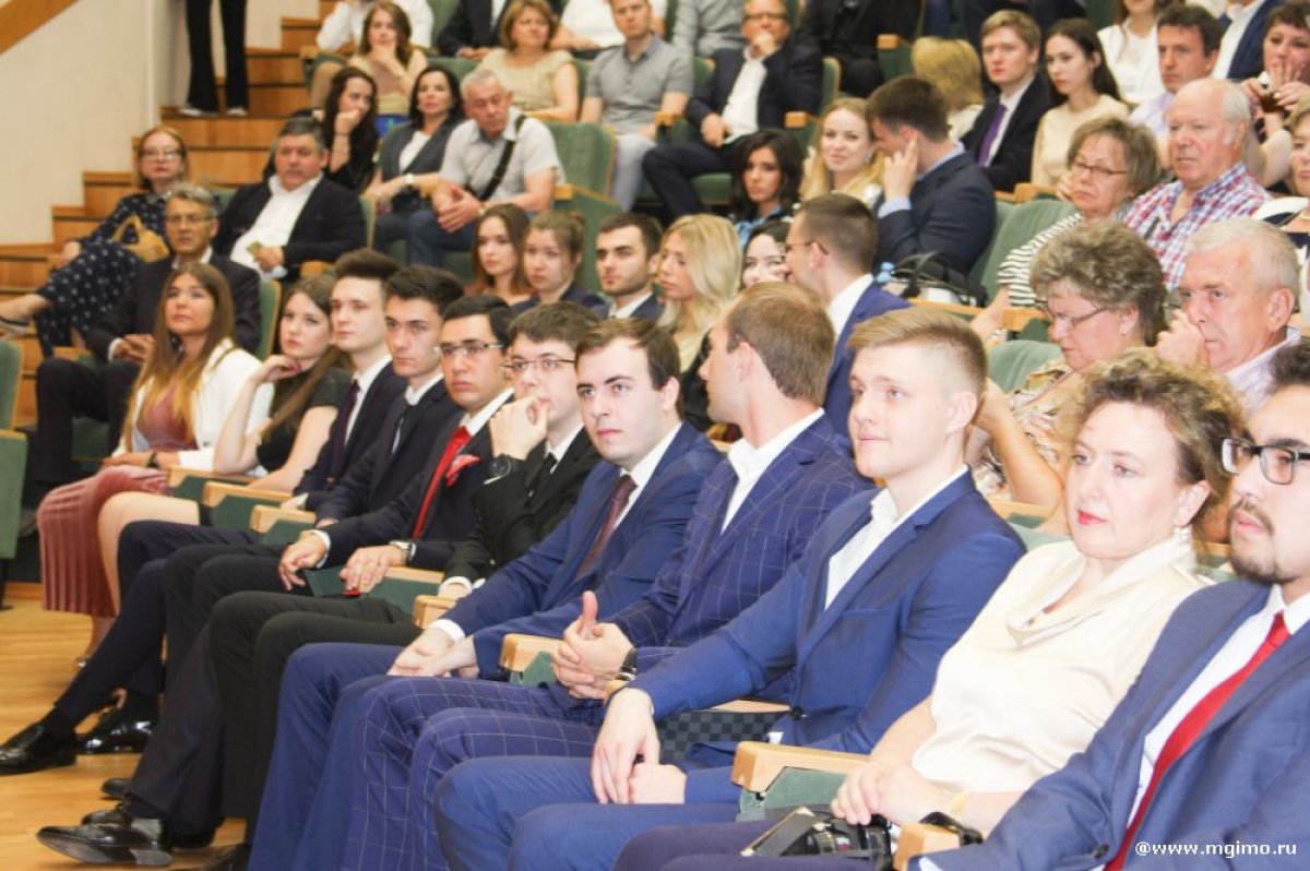 22 июня состоялась торжественная церемония вручения дипломов выпускникам бакалавриата факультета Международного бизнеса и делового администрирования.