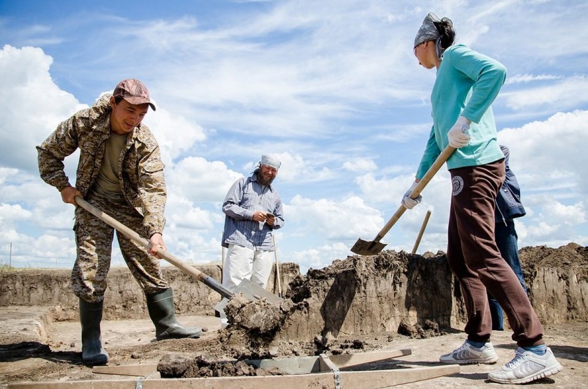 Студенты ЮУрГУ проходят практику в самых разных местах: в офисах, на заводах, в лабораториях и конструкторских центрах. Студенты-историки, например, отправятся в настоящую археологическую экспедицию!