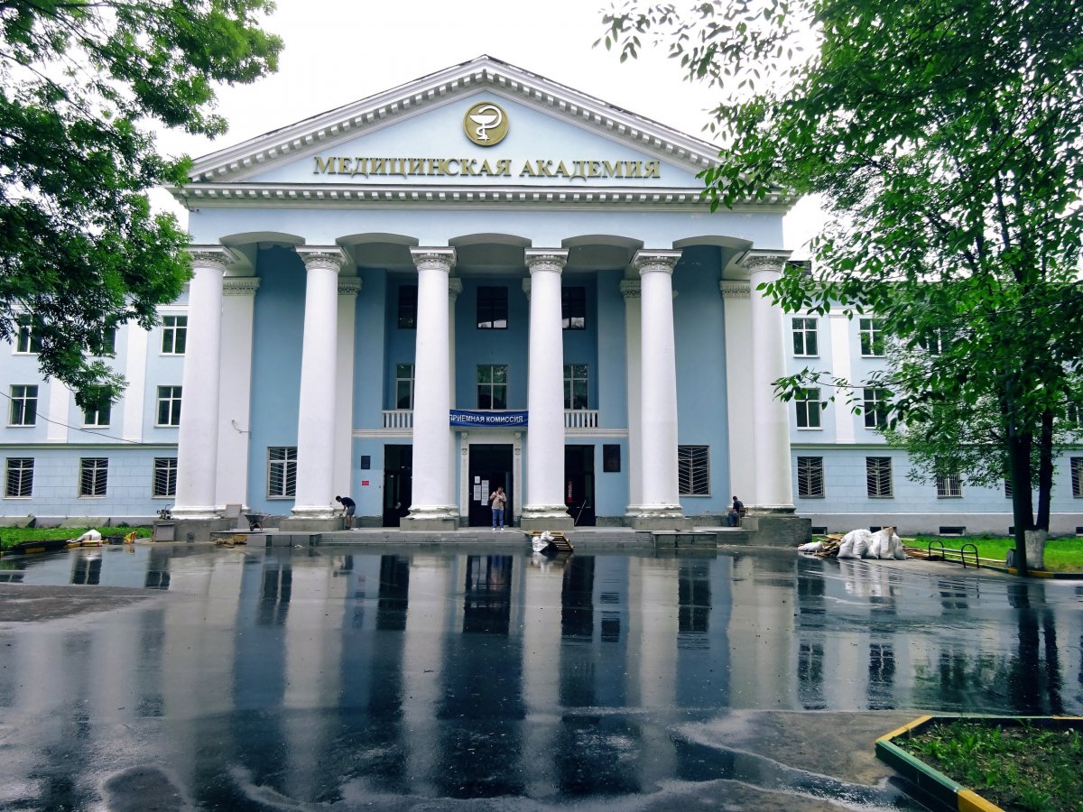 С одной стороны сегодня аккредитуем выпускников лечфака, с другой - принимаем заявления от абитуриентов С одной стороны сегодня аккредитуем выпускников лечфака, с другой - принимаем заявления от абитуриентов