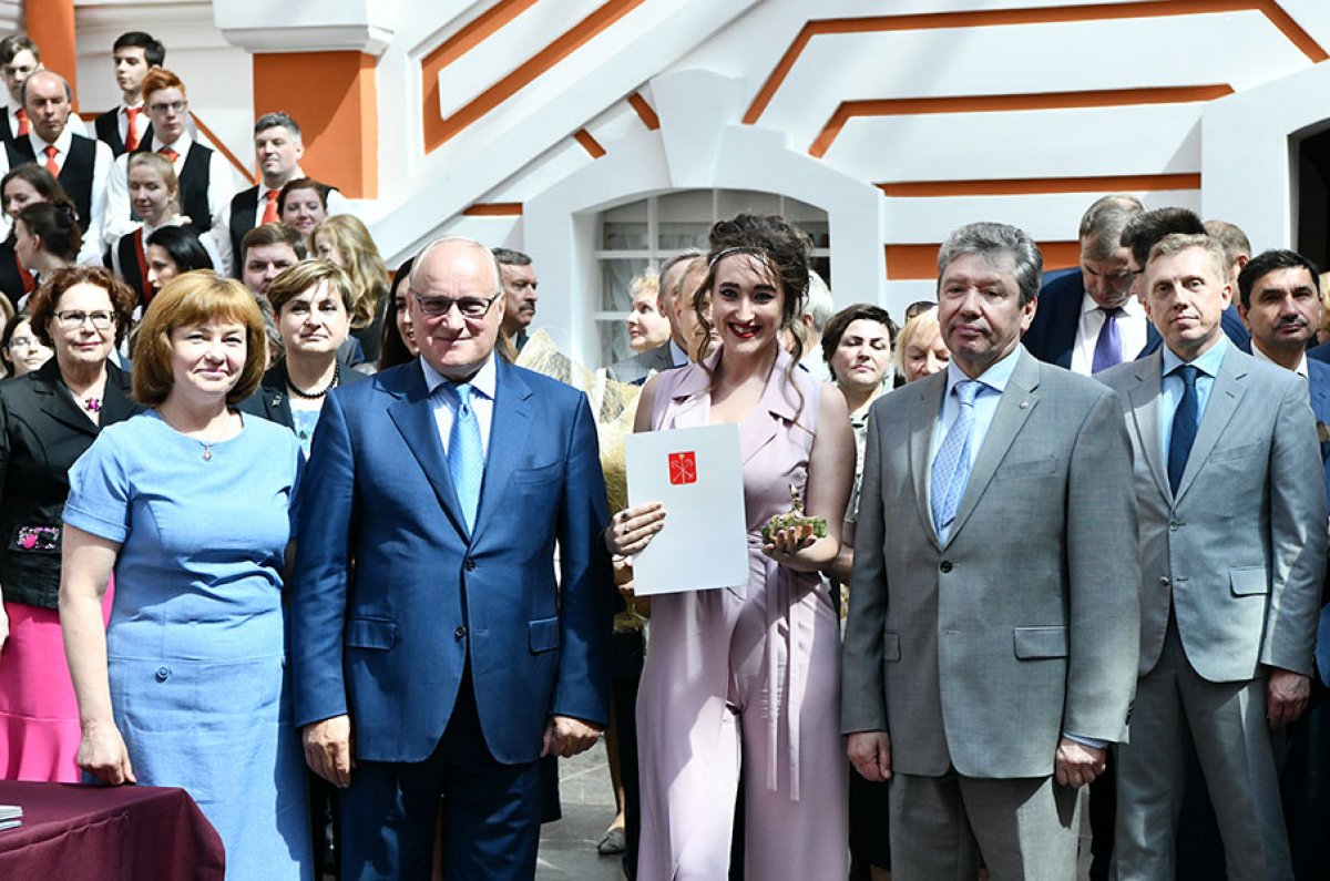  Выпускницу СПбГУП Елену Долгих чествовали в Атриуме Петропавловской крепости в числе лучших выпускников вузов Санкт-Петербурга