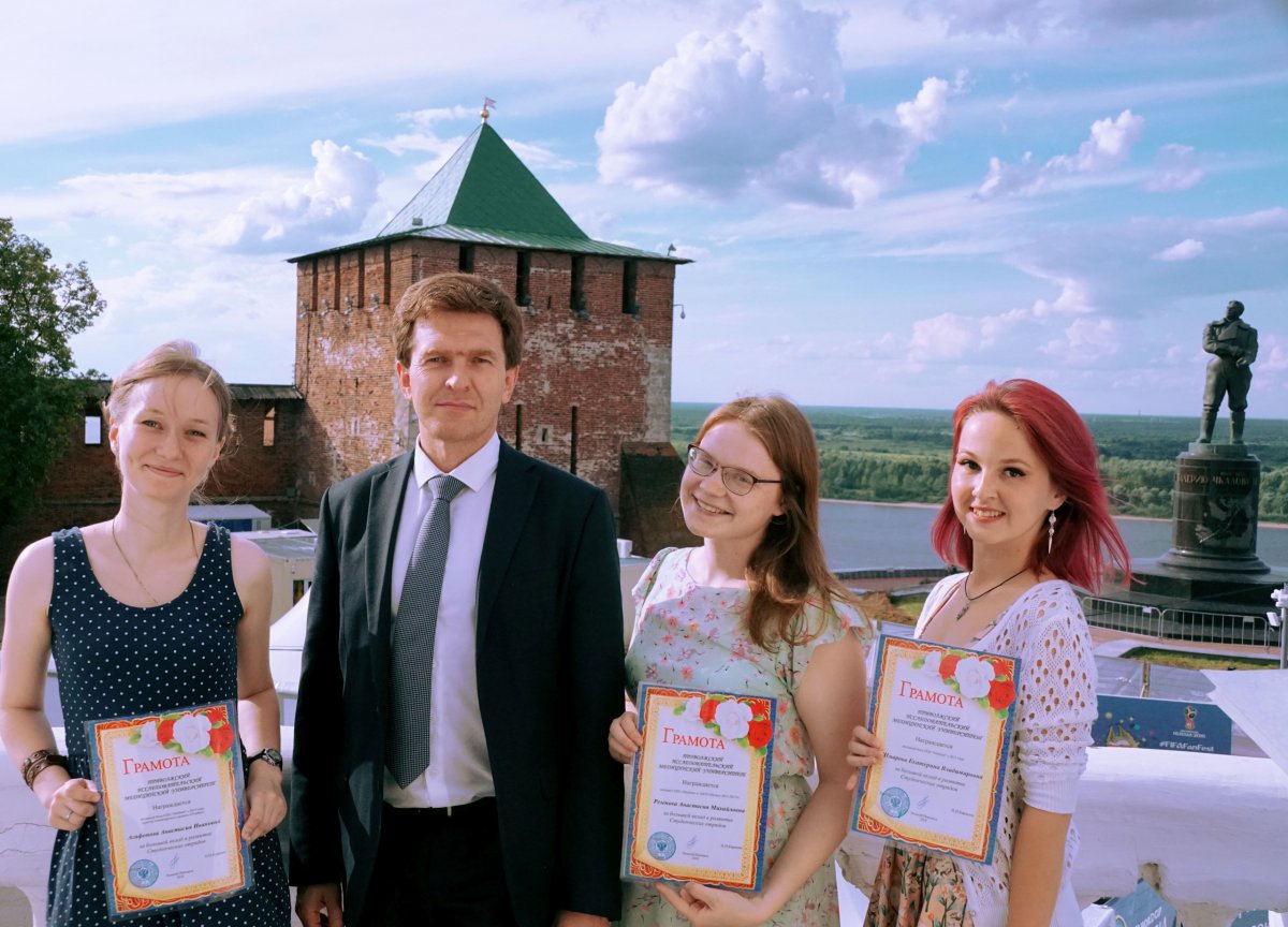 Награды всё-таки нашли героев ;) Ректор Николай Карякин поблагодарил выпускниц ПИМУ и вручил грамоты за активную общественную деятельность