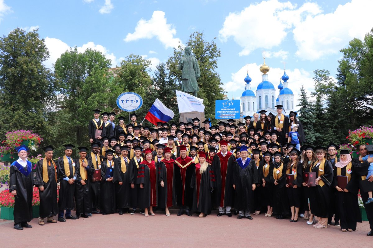 Сегодня состоялось торжественное вручение дипломов выпускникам факультета «Магистратура» ТГТУ. Дипломы магистров сегодня получили выпускники следующих направлений: «Архитектура»