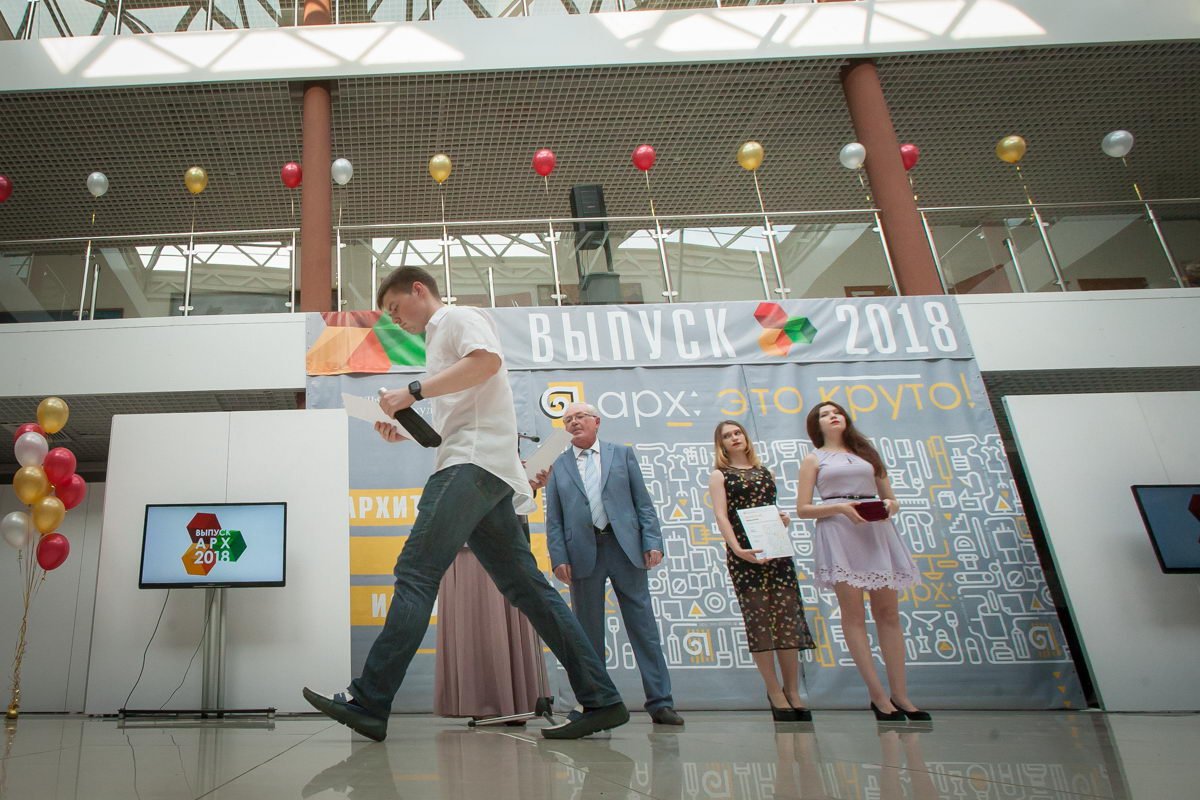 Вручение дипломов выпускникам УрГАХУ