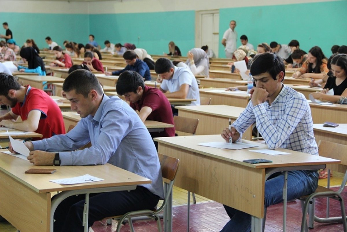18 июля в приемной комиссии Дагестанского государственного университета прошли экзамены по профильным предметам. Абитуриенты смогли показать свои знания по физике