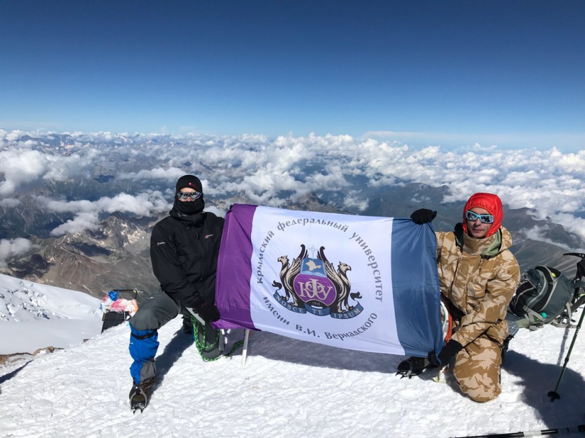 22 июля Эрнест Федосов и Игорь Панаско вознесли на вершину Эльбруса(5642м) флаг кфу с 100летию Университета
