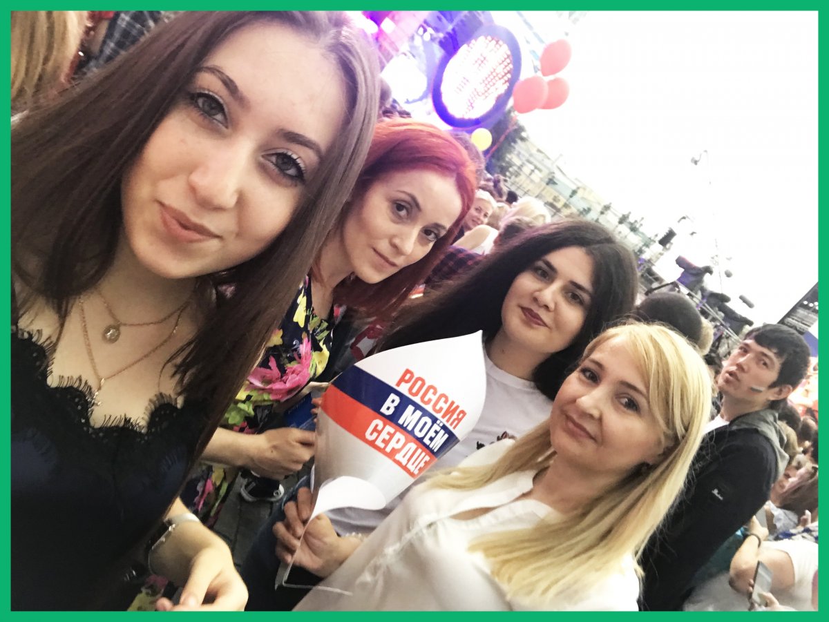 Студенты МЭИ побывали на праздничном концерте "Россия в моем сердце", который состоялся в субботу на Манежной площади в Москве.