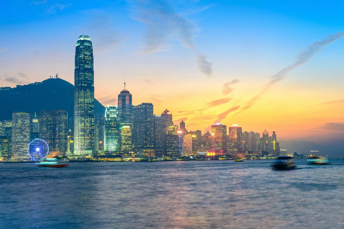 После победы в «Опиумной войне» в 1842 году, Британия взяла Гонконг в аренду у Китая на 99 лет, однако вернула его лишь 1 июля 1997 года с условием сохранения автономности территорий еще на 50 лет