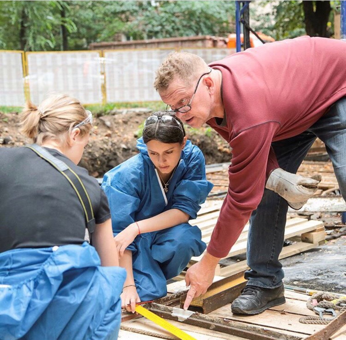 От теории к практике! Всю последнюю неделю в рамках летней практики студенты 2 курса кафедры Архитектурной среды и дизайна под руководством преподавателя Игоря Сафронова ведут работы по реконструкции контура витража Дома Наркомфина От теории к практике! Всю последнюю неделю в рамках летней практики студенты 2 курса кафедры Архитектурной среды и дизайна под руководством преподавателя Игоря Сафронова ведут работы по реконструкции контура витража Дома Наркомфина