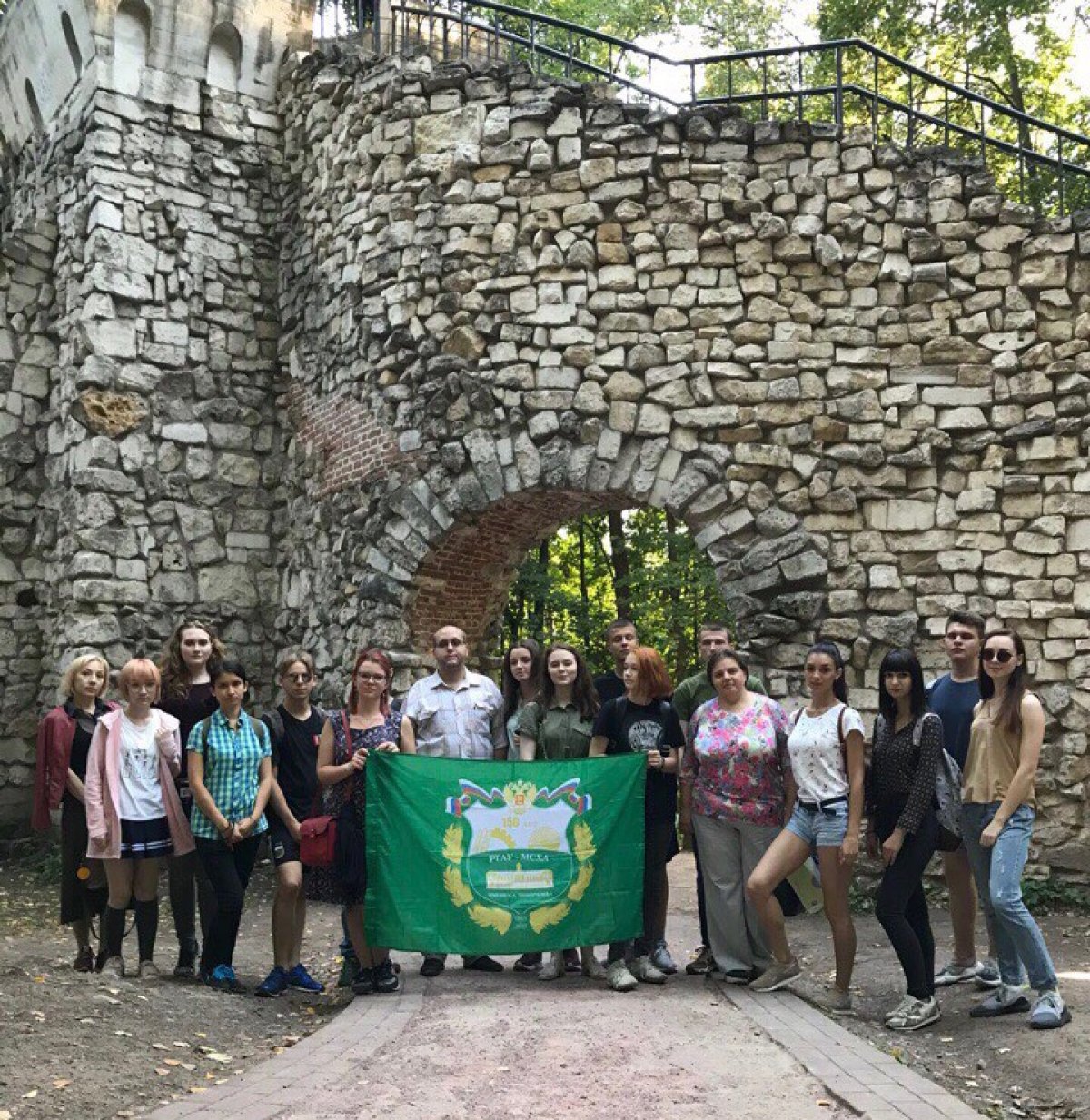 Новоиспеченные тимирязевцы и их родители побывали на экскурсии в красивейшем месте - музее-усадьбе «Царицыно». Положительных впечатлений масса!