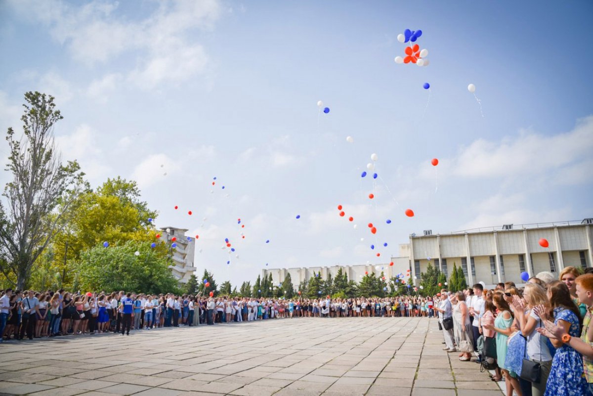 Первого сентября Севастопольский государственный университет приглашает первокурсников и их родителей принять участие в первом студенческом празднике нового учебного года – посвящению в студенты. Сбор на площади перед библиотекой, начало в 12.00