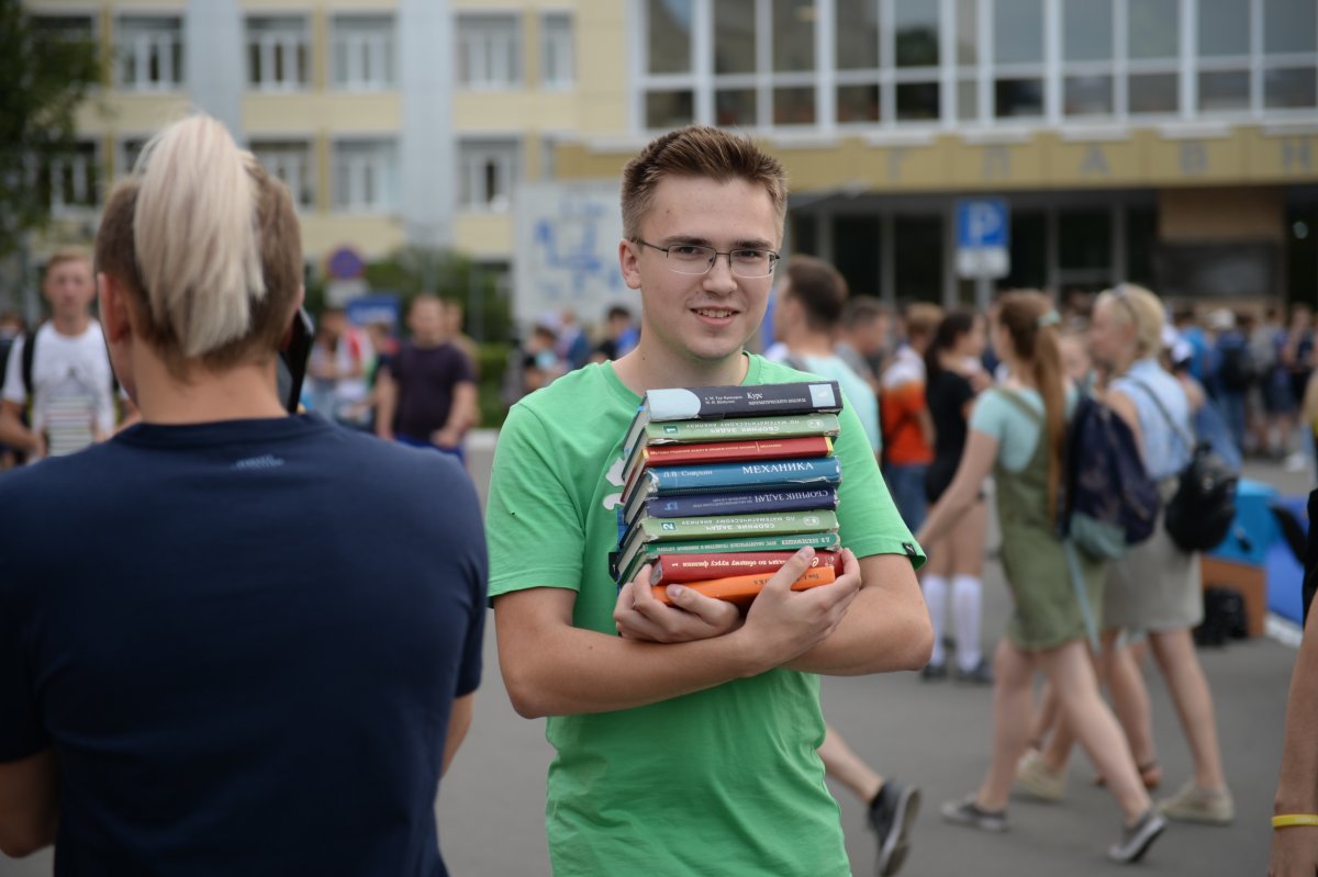 С пылу с жару: фотографии с Ярмарки Дня первокурсника