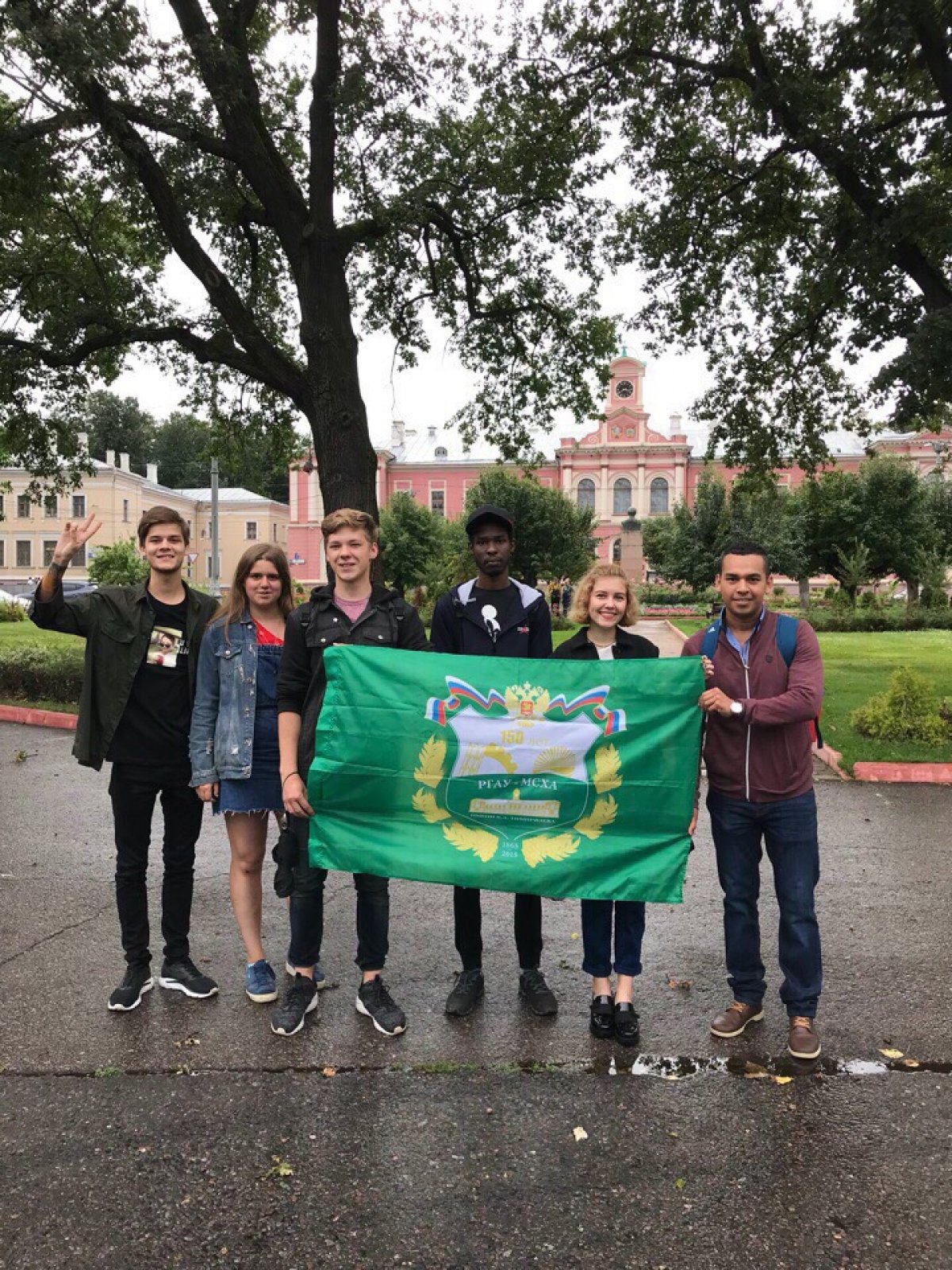 📍Экскурсиями по тематическим музеям академии, Красной площади, красивейшим паркам «Зарядье» и «Царицыно», а еще спортивными мастер-классами и отличными фильмами в кинозале TimFilm встречает Тимирязевка новоиспеченных студентов!