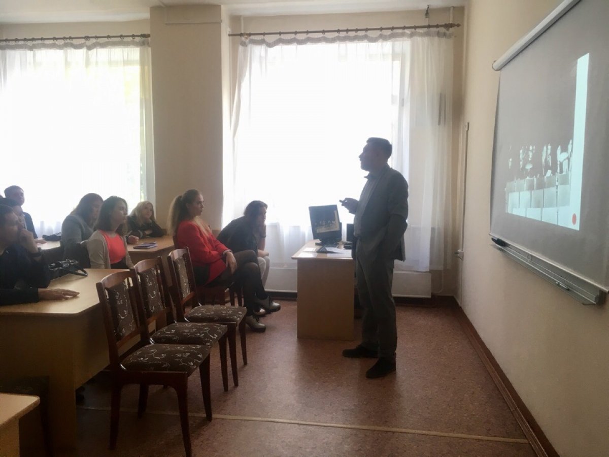 Прямо сейчас проходят открытые лекции деканов факультетов с первокурсниками. Привет передает Культурологический факультет во главе с Е.А. Андреевым