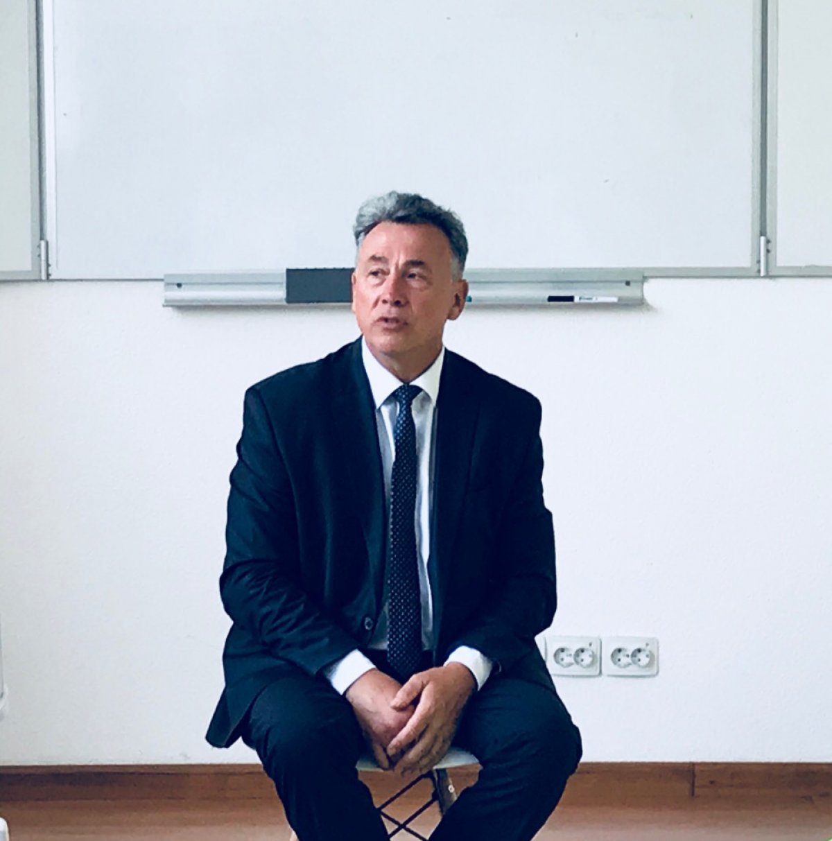 Важный разговор ☝️ сейчас происходит в волонтерском центре ! Наши ребята задают вопросы помощнику вице-премьера Правительства РФ Ольги Голодец Вениамину Каганову🙂 Уже поговорили о молодежном законе