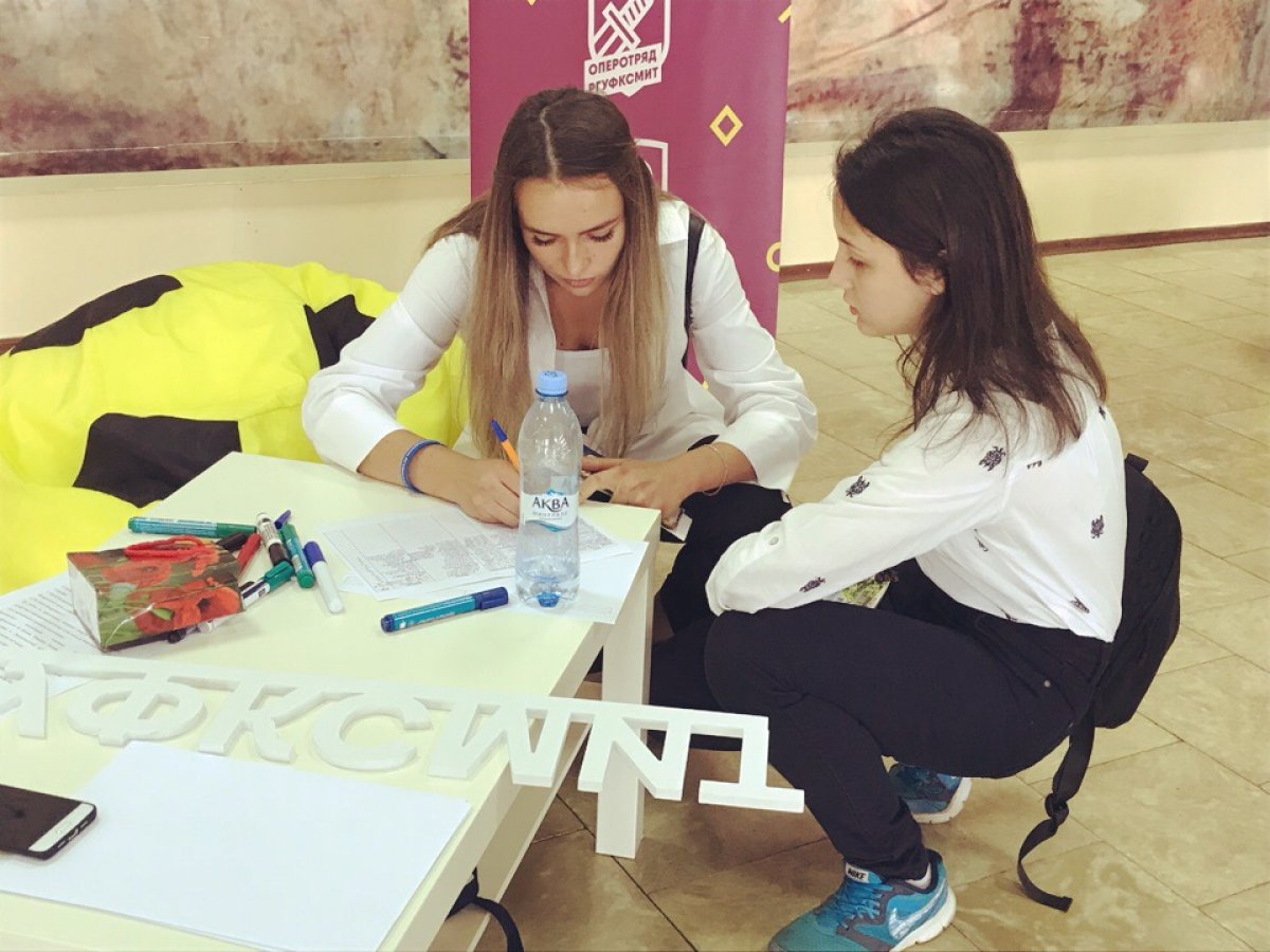 Советник заместителя председателя Правительства РФ Вениамин Каганов и ректор Тамара Михайлова вручили самым активным ребятам 😊волонтёрские книжки📒Гость тоже не ушёл без сувенира: ребята подарили от волонтёрского центра яркий свитшот🙂 И