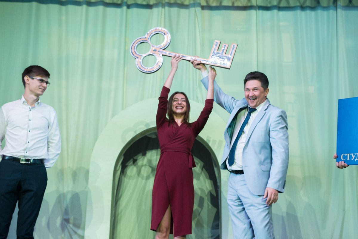 Символические «Студенческий билет» и «Ключ к знаниям» вручены, а значит у первокурсников ЮЗГУ началась новая жизнь.